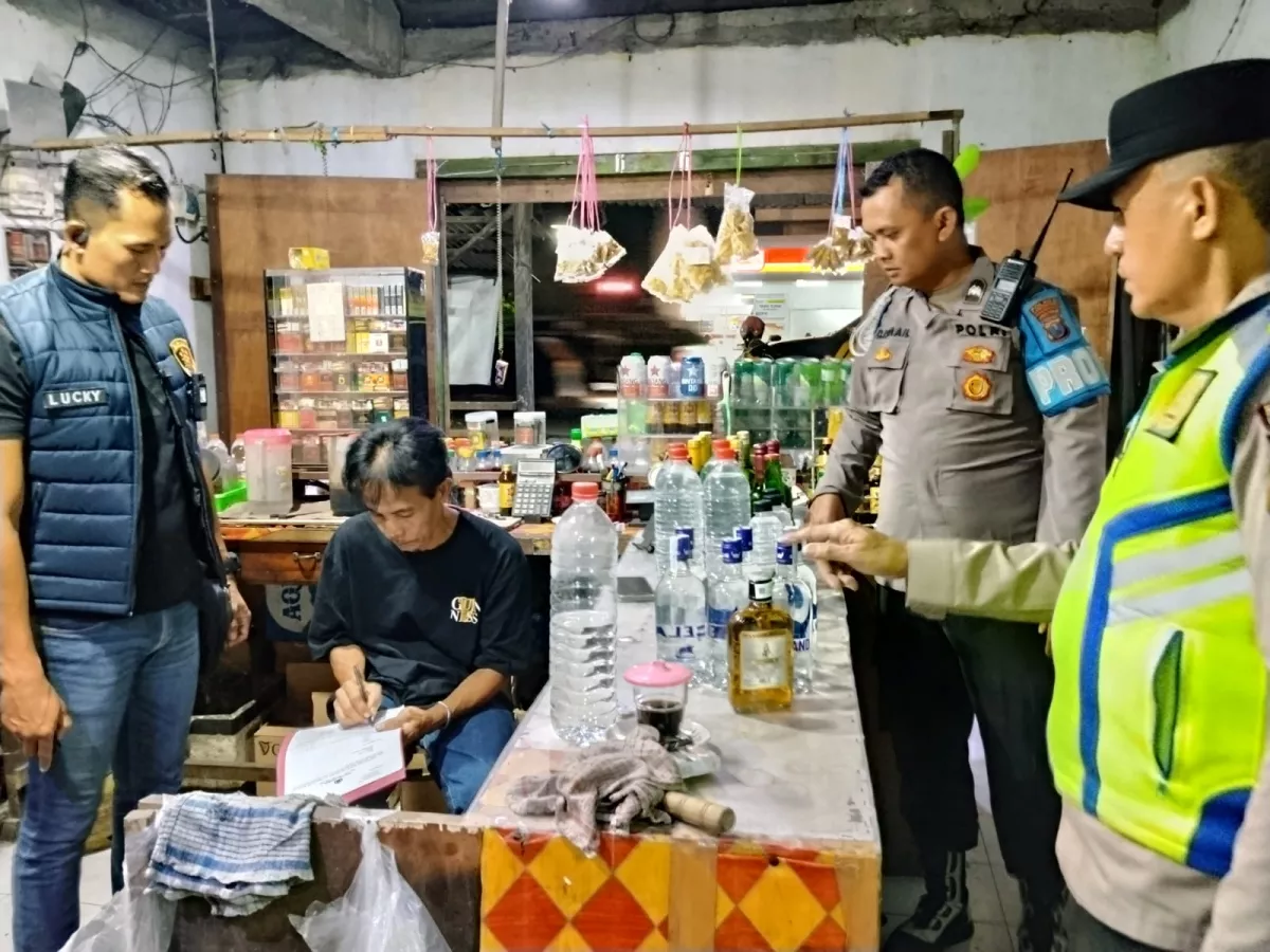 Jelang Laga Panas Persela Vs Persis Solo, Polisi Amankan Puluhan Miras