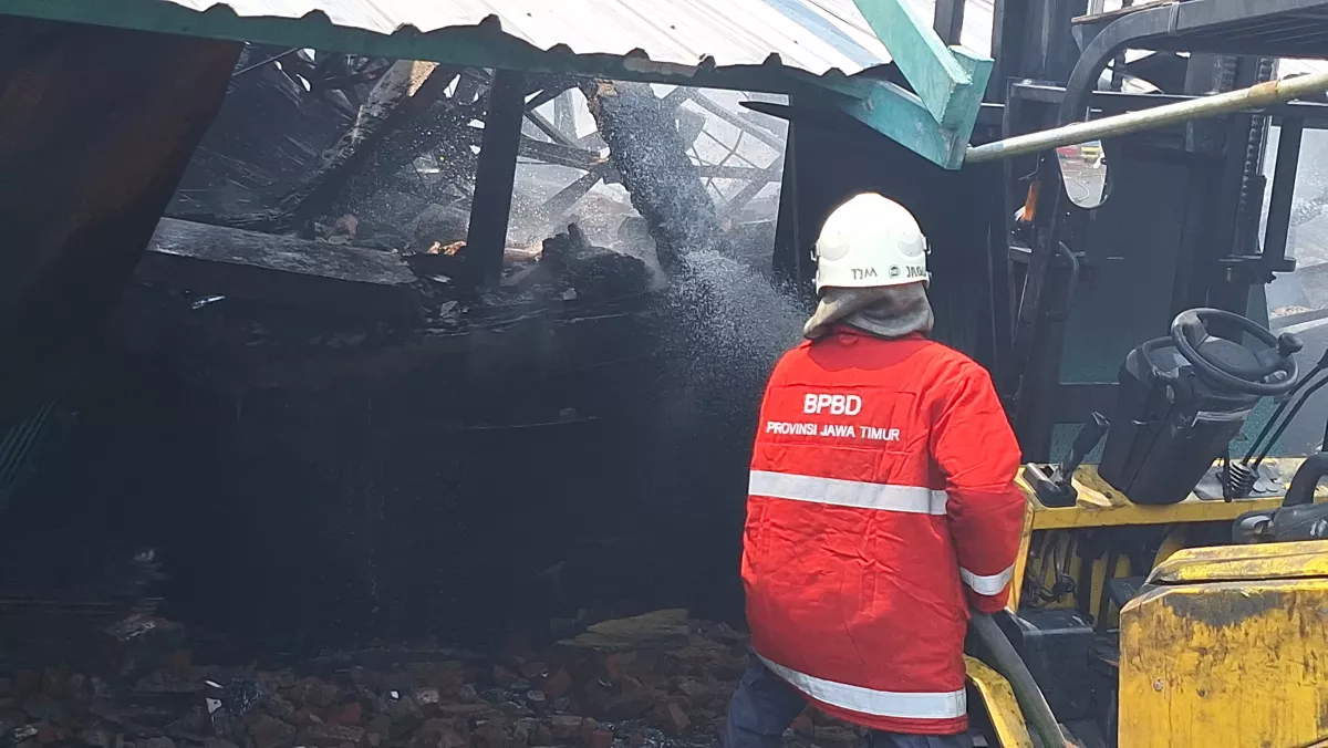 Pabrik Sepatu Terbakar di Mojokerto Belum Padam, Ini Kendala Pemadam di Lokasi