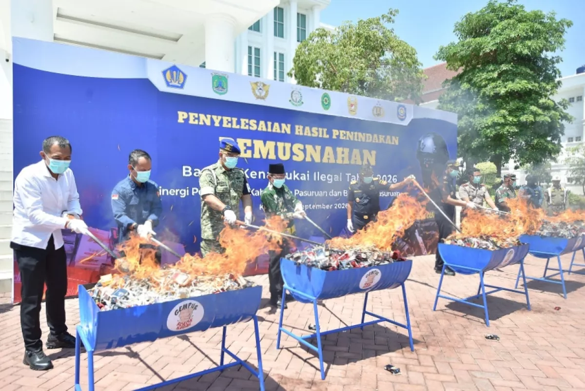 6,1 Juta Batang Rokok dan Ribuan Liter Miras di Pasuruan Dimusnahkan