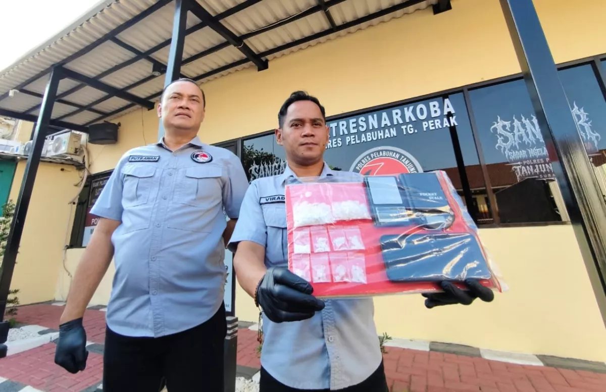 Satresnarkoba Polres Pelabuhan Tanjung Perak Surabaya saat menunjukkan barang bukti sabu yang disita dari pelaku FI. (Dok. Humas Polres Pelabuhan Tanjung Perak).