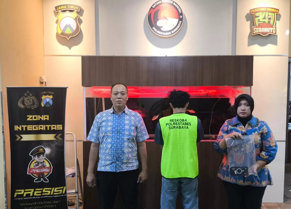 Tersangka BN, pemuda Lamongan yang diamankan Satresnarkoba Polrestabes Surabaya. (Dok. Satresnarkoba Polrestabes Surabaya).