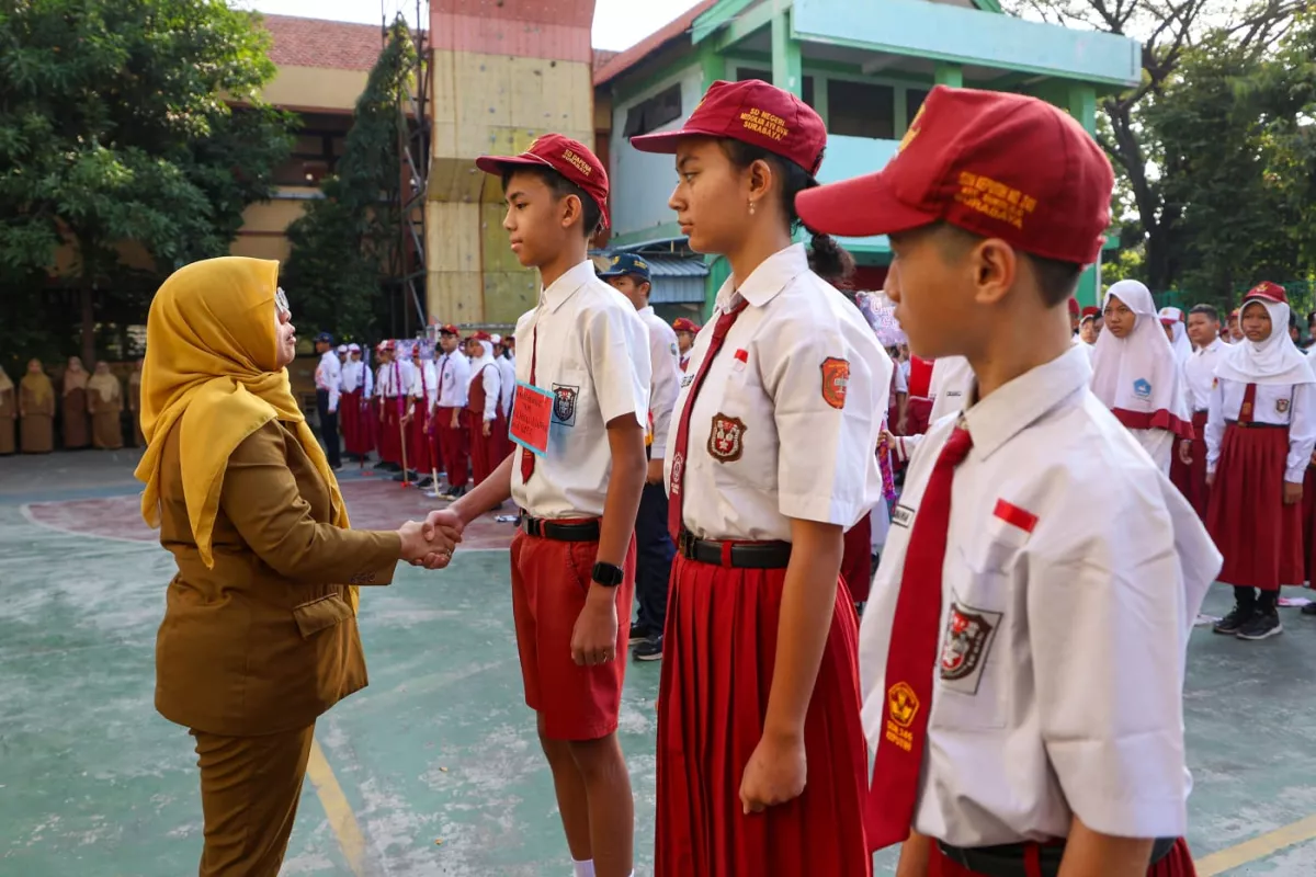 Pemkot Surabaya Larang Sekolah Jual Seragam Mulai Tahun Depan, Ini Penjelasannya