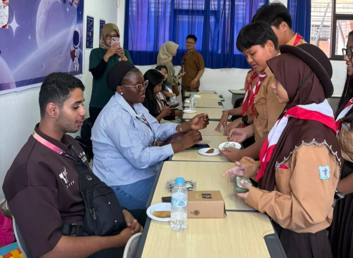 Momen Siswa SMP Labschool Unesa 3 Surabaya dan Mahasiswa Asing Belajar Bahasa hingga Kuliner Tradisional