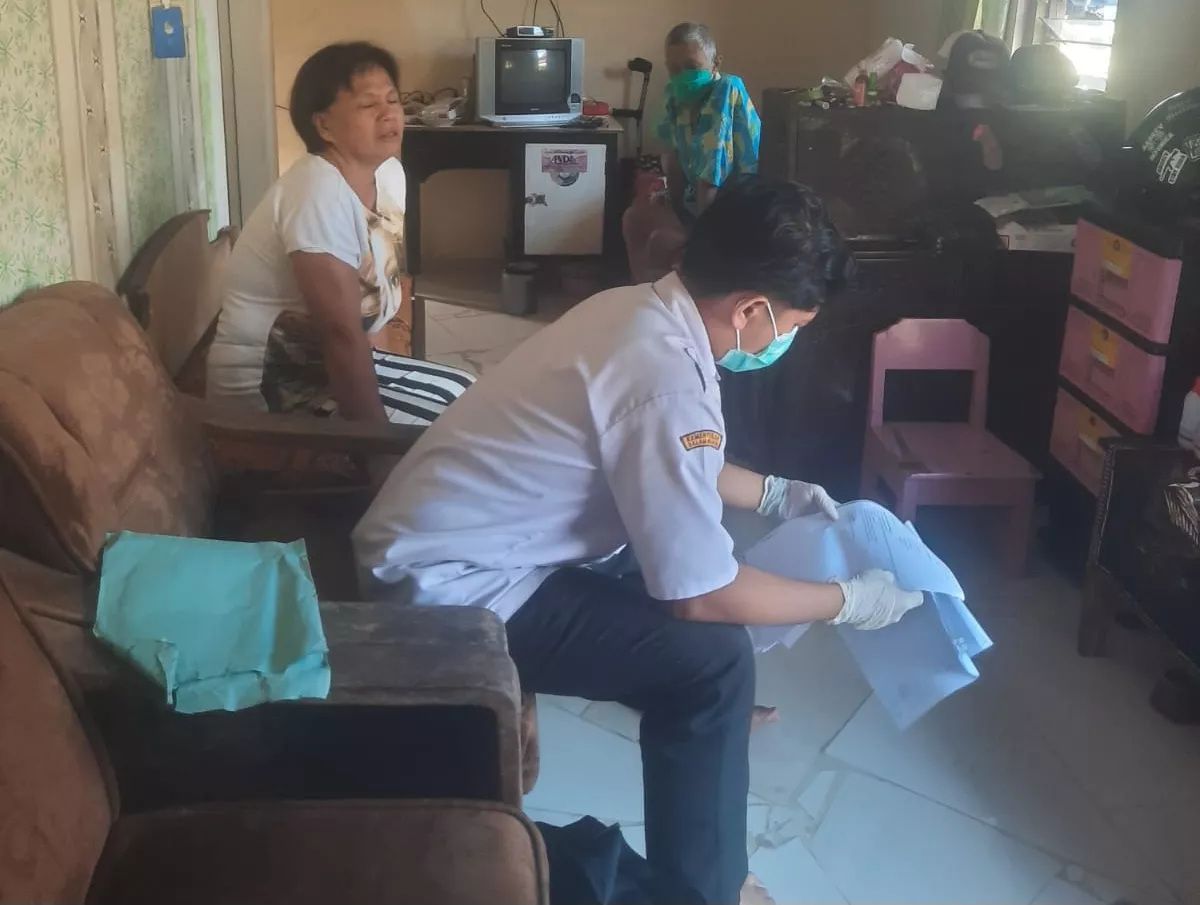 Warga Mengeluh Sesak Napas, Tim Home Care Gerak Cepat Rujuk ke Rumah Sakit di Jember