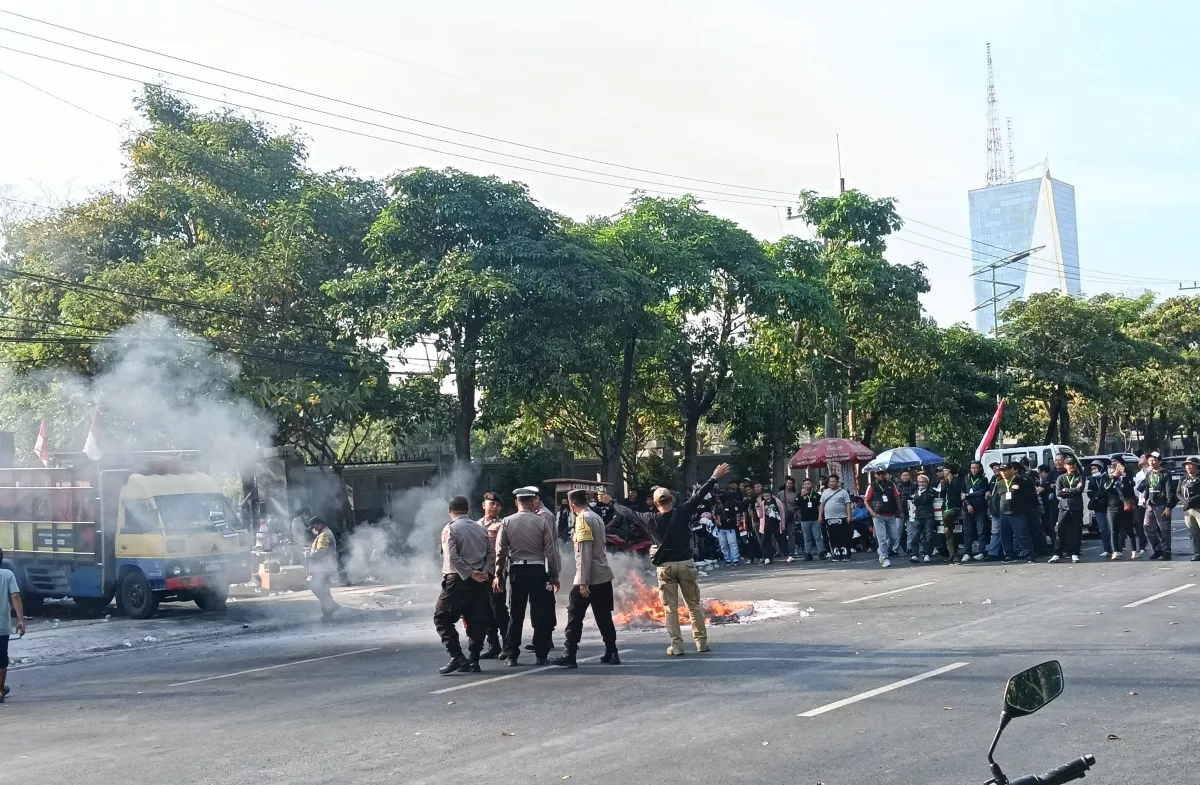 Hindari Jalan A Yani Surabaya, Ada Demo Depan Polda Jatim Tutup Jalan