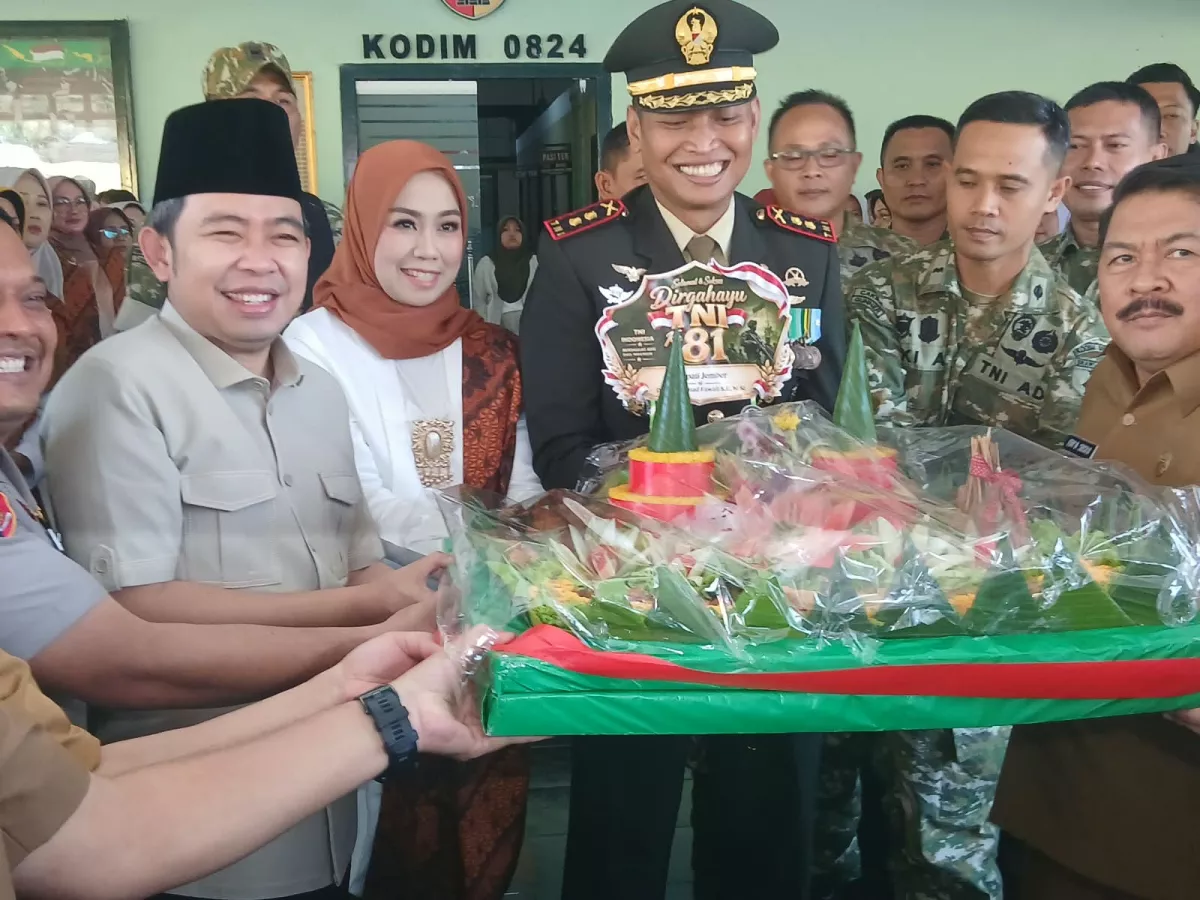 Keakraban HUT ke-81 TNI di Jember, Bupati Gus Fawait Beri Kejutan Tumpeng