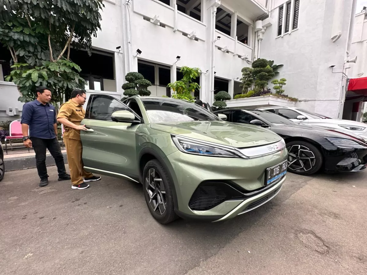 Pemkot Surabaya Batasi Kendaraan Dinas, Kadis Dipegangi Mobil Listrik