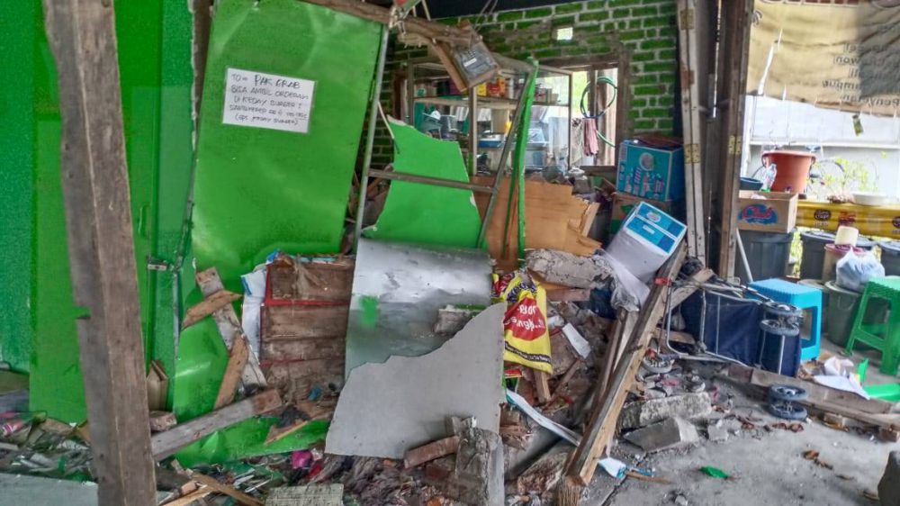 Tiga warung yang diseruduk Gran Max rusak parah