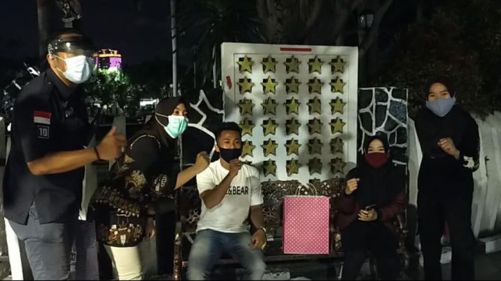 Pasangan kekasih yang beruntung didatangi mobil 'sehatmu semangatku'