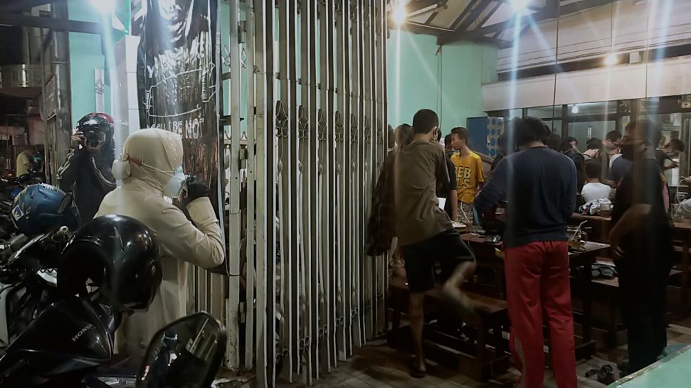 Wali Kota Risma memperingatkan pengunjung warung kopi