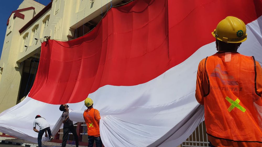 Proses pembentangan bendera raksasa
