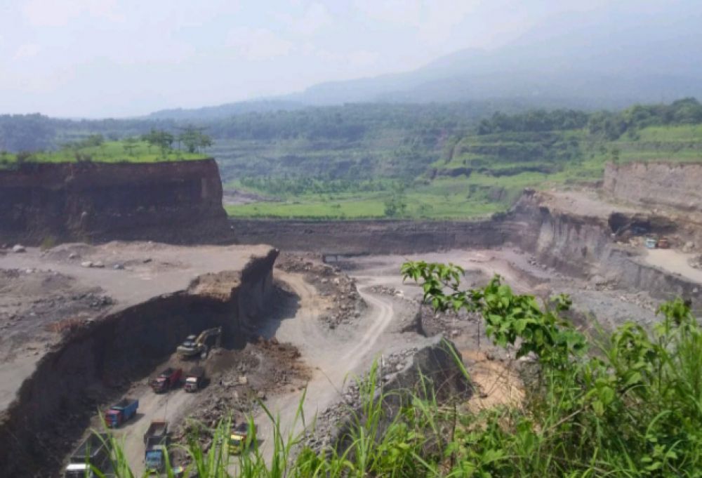 Lokasi bekas penambangan ilegal pasir dan batu atau galian C di Desa Bulusari, Kabupaten Pasuruan.