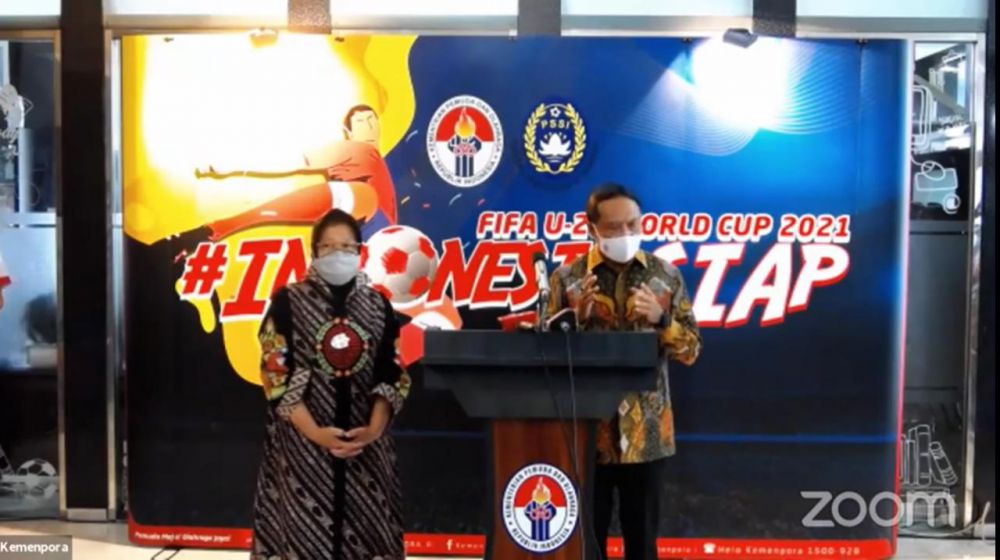 Menpora zainudin Amali bersama Wali Kota Risma saat jumpa pers di Surabaya